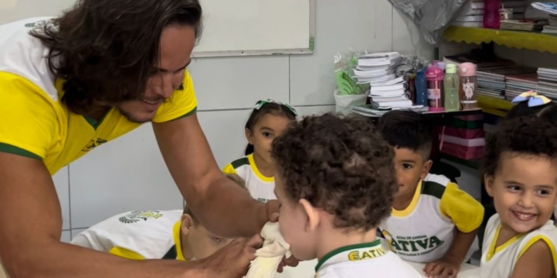 Escola de Parnamirim Trabalha a inclusão de crianças neuroatípicas com a presença de Calopsitas