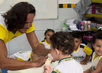 Escola de Parnamirim Trabalha a inclusão de crianças neuroatípicas com a presença de Calopsitas