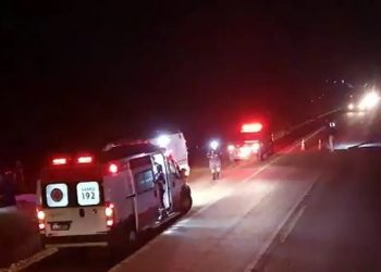 Duas pessoas morrem após caminhões baterem de frente na BR-304 em Assú