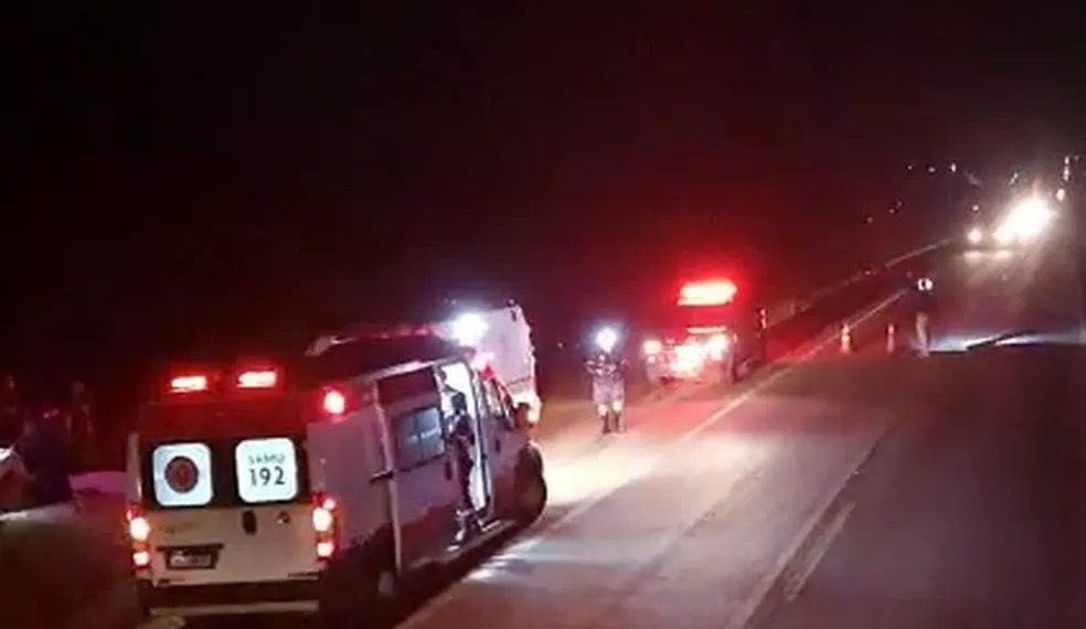 Duas pessoas morrem após caminhões baterem de frente na BR-304 em Assú