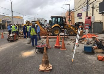 Trecho da Avenida Maria Lacerda é interditado para obra de saneamento