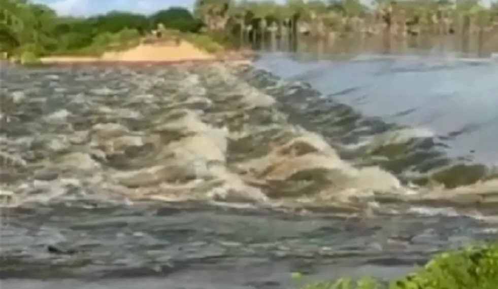 Defesa Civil recomenda retirada de idosos, grávidas e crianças de áreas de risco por causa de sangria de açude em Apodi