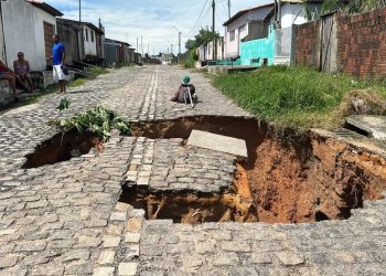 Cratera se abre após rompimento de rede de drenagem em Parnamirim, na Grande Natal