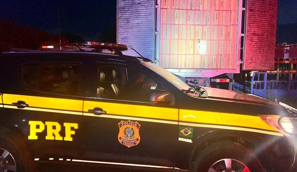 PRF apreende cinco caminhões carregados de cigarros contrabandeados na Grande Natal