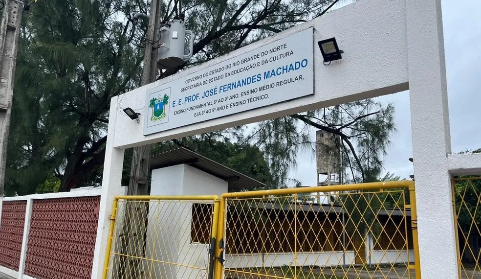 Escola é invadida durante briga entre torcedores rivais e segurança atira para cima em Natal