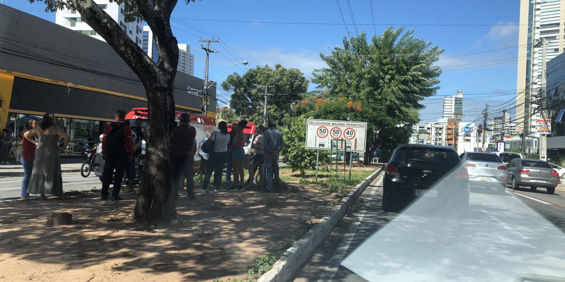 Criminoso armado invade academia em Natal, dispara contra um homem e leva mulher como refém