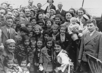 Sobrevivente do Holocausto conta sua história em um livro repleto de desenhos e registros de Auschwitz