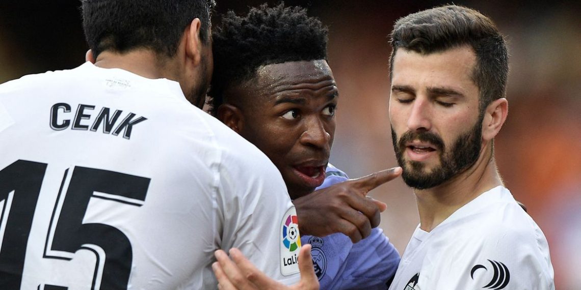 Em derrota do Real Madrid, Vini Jr sofre racismo novamente