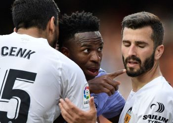 Em derrota do Real Madrid, Vini Jr sofre racismo novamente