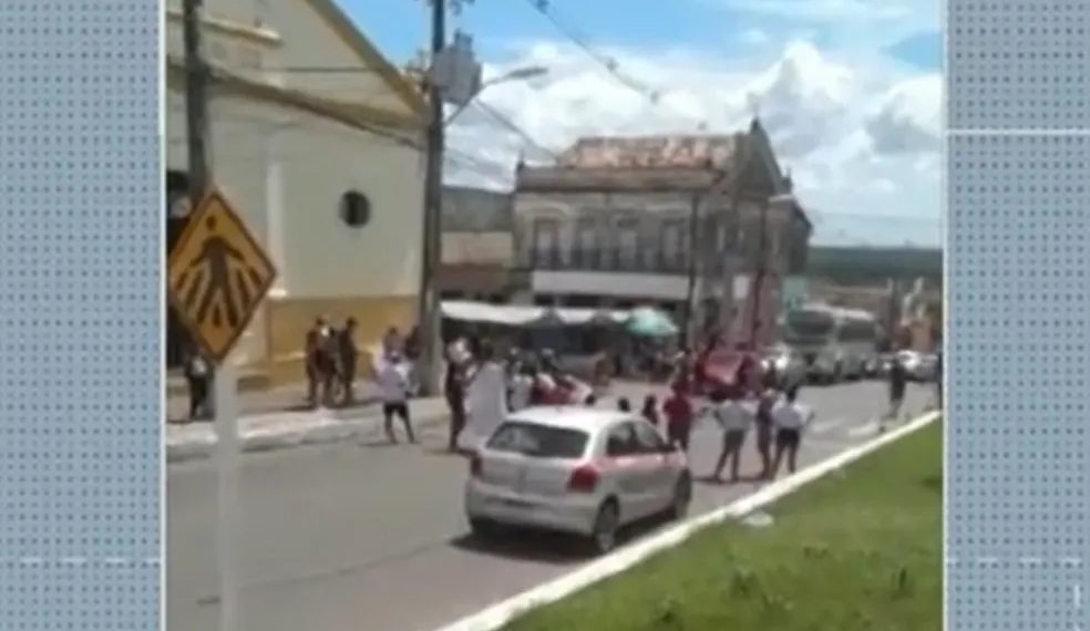 Familiares fazem protesto e cobram respostas por desaparecimento de criança de 11 anos na Grande Natal