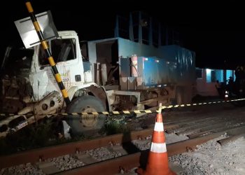Trem atinge caminhão na Grande Natal e motorista fica ferido