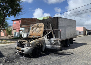 Homem é morto após discussão por fogueira de São João e vizinhos ateiam fogo em caminhão de suspeito em Natal