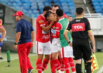 Com dois gols de Rafinha, América vence o Brusque-SC e mantém recuperação no Campeonato Brasileiro