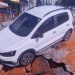 Carro cai e fica preso em buraco causado por vazamento em tubulação da Caern em Natal