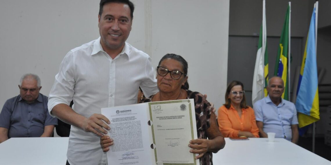 Prefeitura de Parnamirim entrega 50 escrituras públicas a moradores do Núcleo Moita Verde