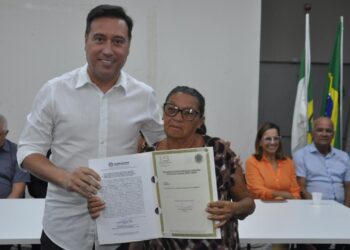 Prefeitura de Parnamirim entrega 50 escrituras públicas a moradores do Núcleo Moita Verde