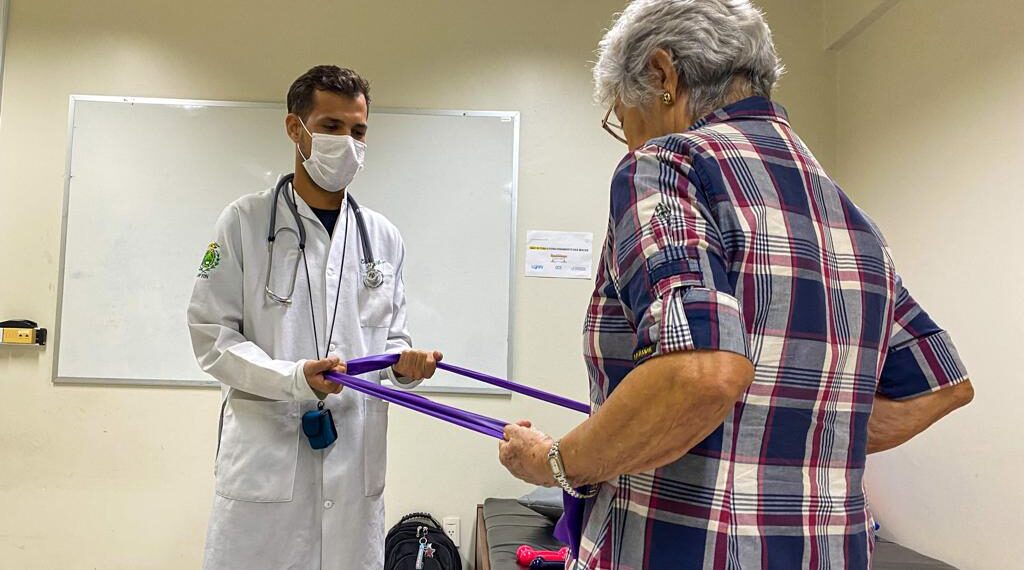 Projeto AGruPar usa a fisioterapia em grupo para socializar pessoas com Parkinson