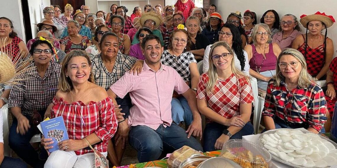 Idosos do Programa Viver participam de café junino em Parnamirim