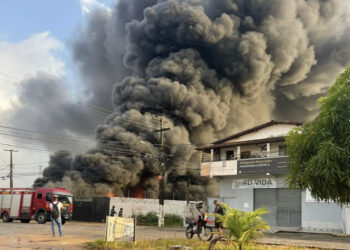 Incêndio atinge galpão com veículos em Parnamirim, na Grande Natal