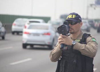 Táxi e motocicleta batem de frente e motorista morre na BR-101