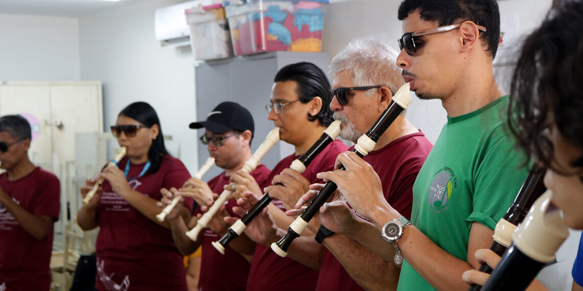 Esperança viva: grupo de flauta doce inclui pessoas com deficiência visual por meio da música