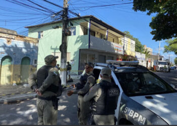 Homem morre eletrocutado e corpo fica pendurado em poste em Natal