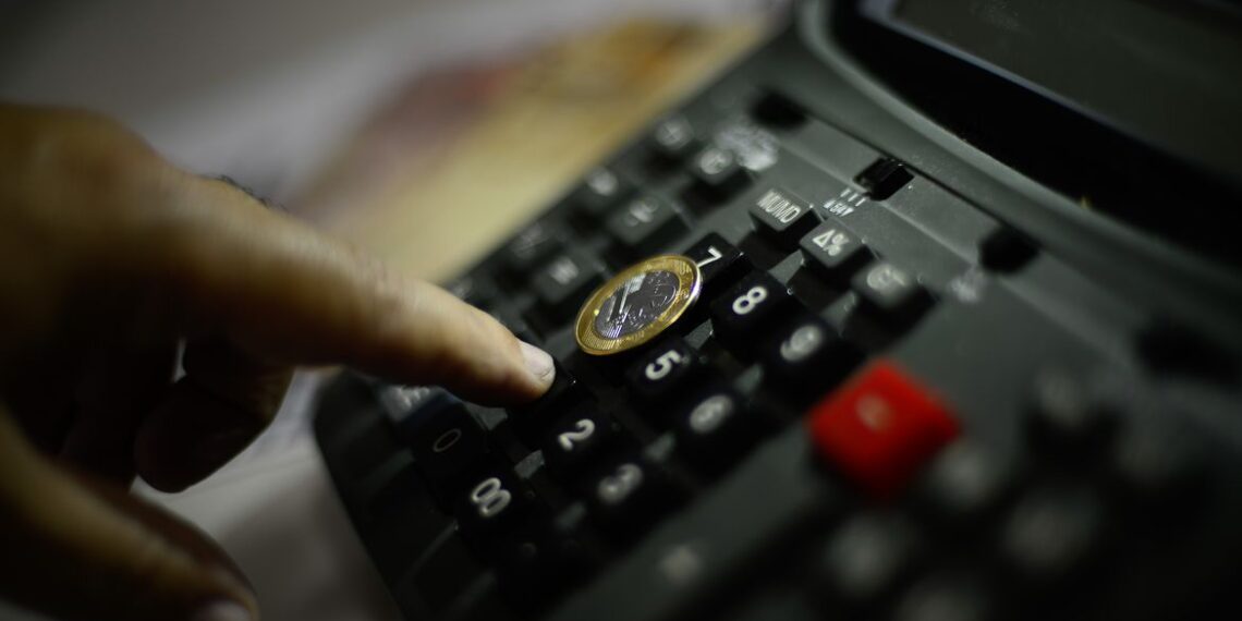 Inflação negativa aumenta pressão por queda de juros