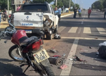 Motociclista e passageira morrem após colisão com carro parado em faixa de pedestre na BR-304 em Mossoró