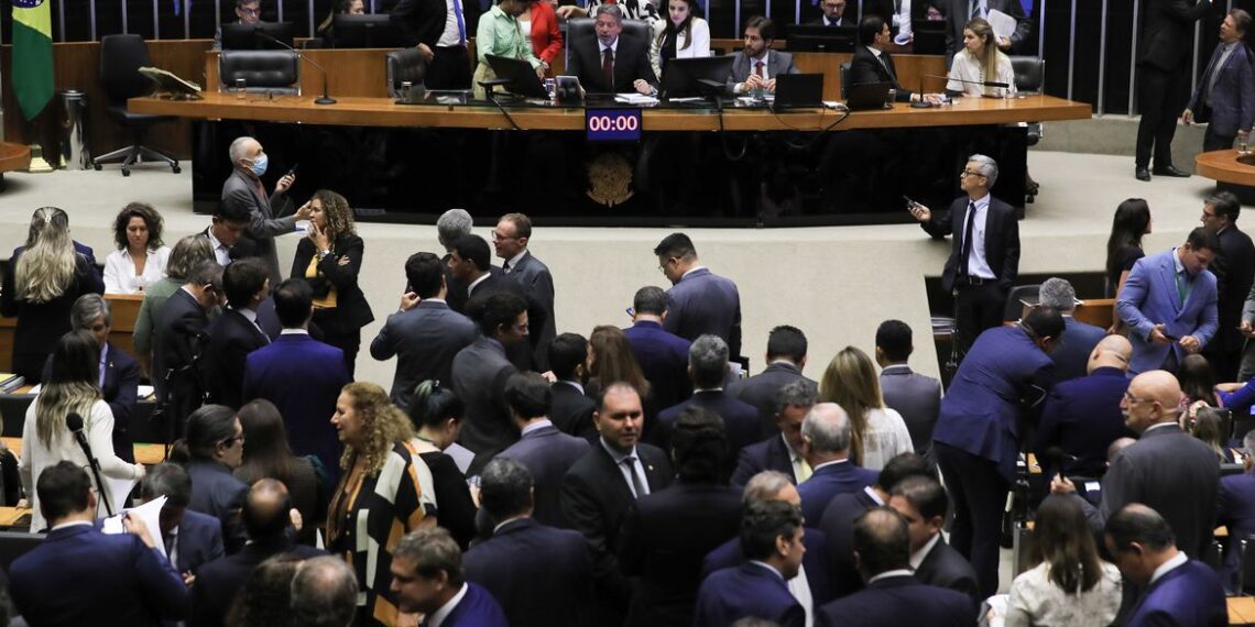 Câmara aprova arcabouço fiscal sem Fundeb e Fundo do DF