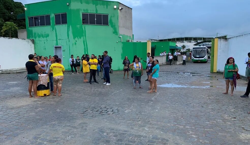 Moradores bloqueiam saída de terminal de ônibus em protesto contra mudança em linha em Natal