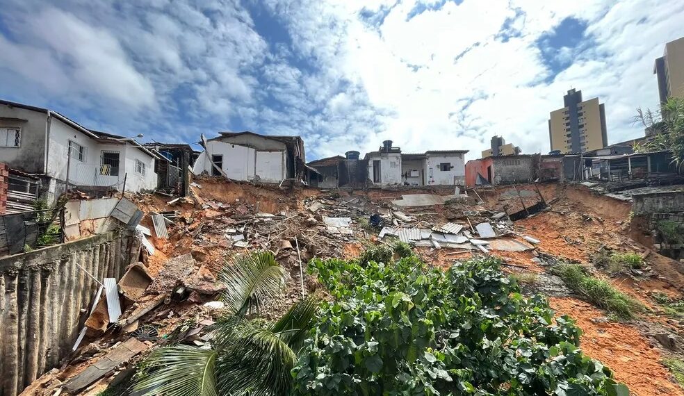 Seis casas desabam parcialmente em encosta na Zona Sul de Natal