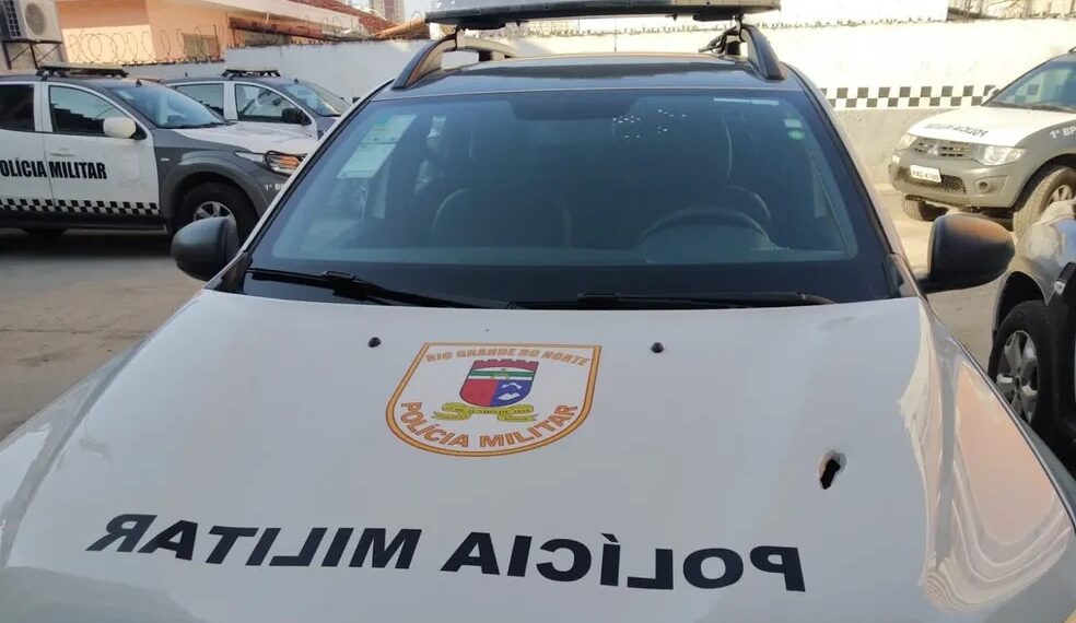 Viatura da polícia é atingida por tiro durante perseguição na Zona Leste de Natal
