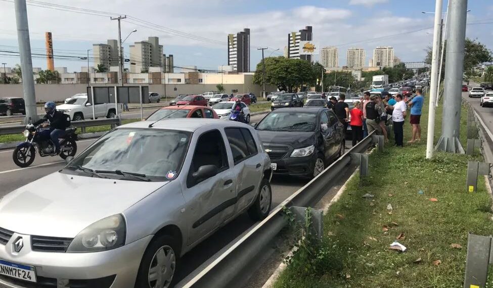 Homem em carro roubado provoca acidente na BR-101 e é preso por policial à paisana em Natal