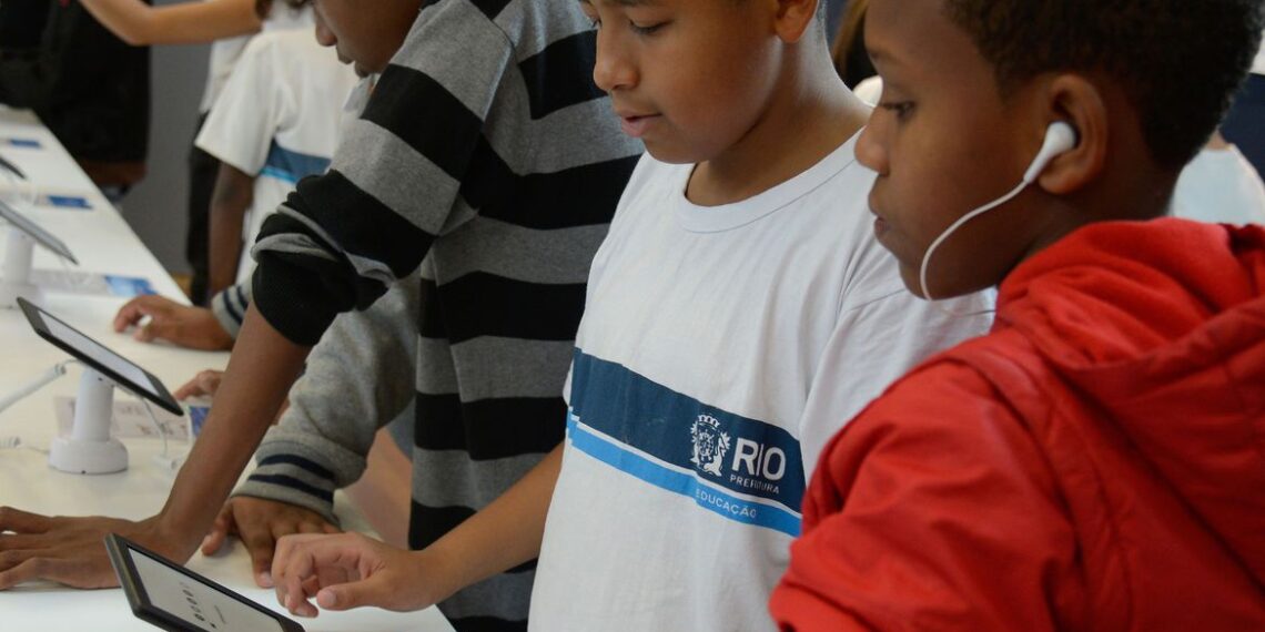 Redes de ensino buscam caminhos para uso de tecnologia nas escolas