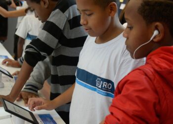 Redes de ensino buscam caminhos para uso de tecnologia nas escolas