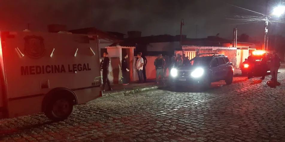 Criminosos invadem casa com família dentro e matam homem com pelo menos 20 tiros em Natal