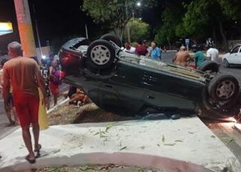 Veículo atinge duas motocicletas e capota em Mossoró