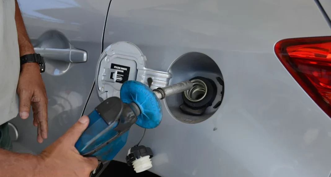 Preço da gasolina diminui e do diesel aumenta para distribuidoras neste sábado (21)