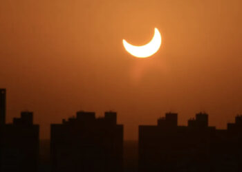 Milhares de pessoas se reúnem para ver o eclipse em pontos de observação em Natal