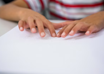 A pedagogia hospitalar na inclusão do aluno com câncer deficiente visual