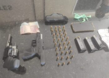 PM prende homem tentando embarcar com armas na Rodoviária de Natal