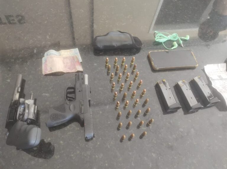 PM prende homem tentando embarcar com armas na Rodoviária de Natal