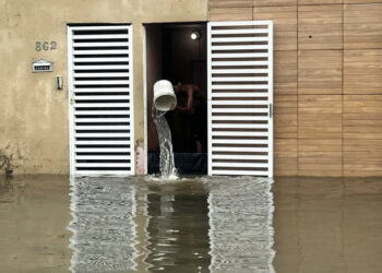 Chuva alaga ruas, invade casas, fecha unidades de saúde e suspende aulas e viagens de trem em Natal