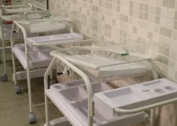 Morre bebê encontrada abandonada dentro de caixa de sapato na Grande Natal