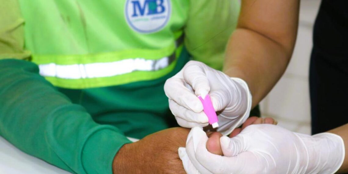 Prefeitura realiza ação de conscientização sobre cuidados com a saúde para garis