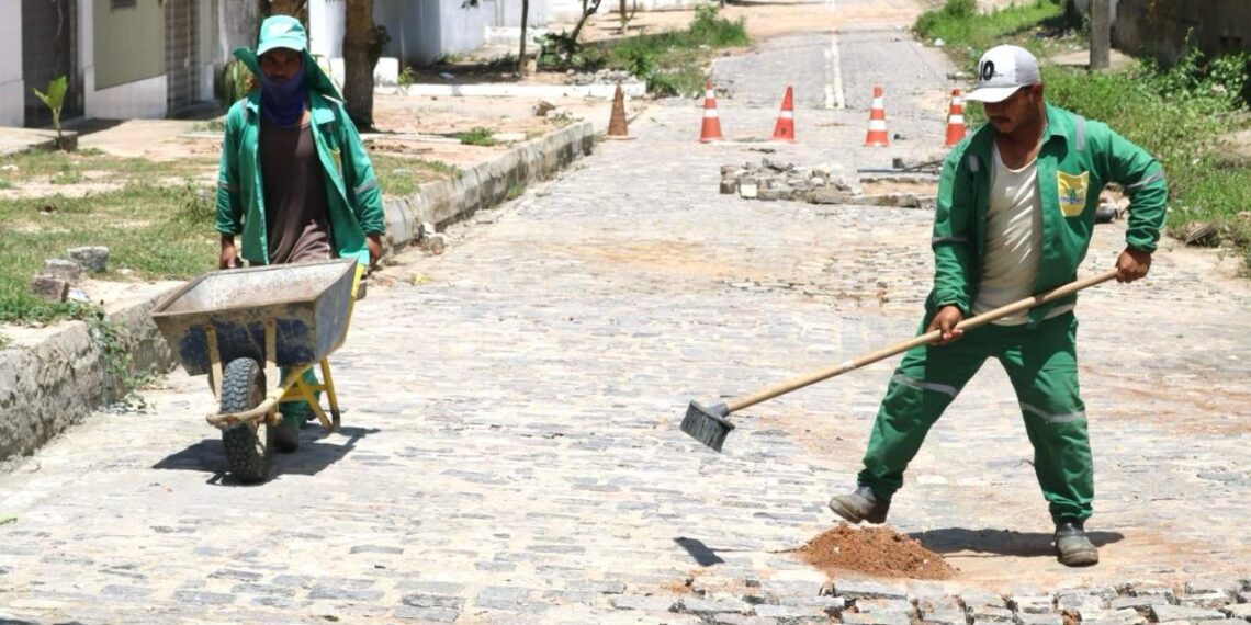 Parnamirim – Após fortes chuvas, prefeitura recupera ruas danificadas