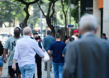 Esperança de vida ao nascer no Brasil fica em 75,5 anos em 2022