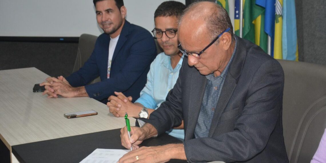 Prefeito de Parnamirim assina ordem de serviço de projeto para castração de animais