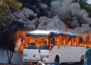 Ônibus fretado pelo MLB pega fogo próximo a UPA em Natal
