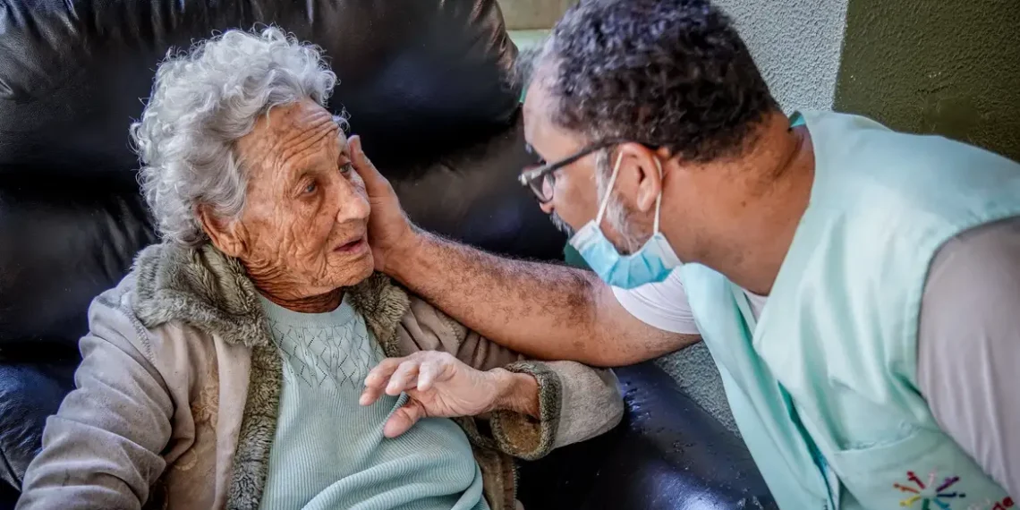 Ao menos 73% dos custos com demência estão com famílias, revela estudo